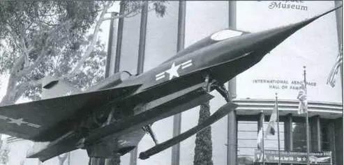 XF2Y1 3 экспонат музея в СанДиего Си Дарт 2 на перекатной тележке - фото 115