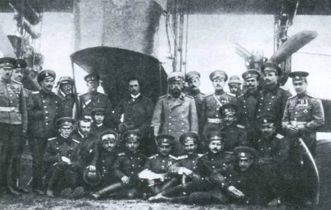 Авиаторы с Императором Николаем II возле самолета Русский Витязь Виктор - фото 126