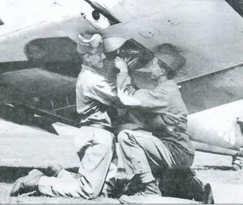 Швейцарские специалисты по вооружению работают на истребителях Bf 109Е Однако - фото 106