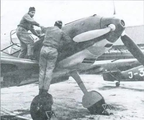 Швейцарские специалисты по вооружению работают на истребителях Bf 109Е Однако - фото 107