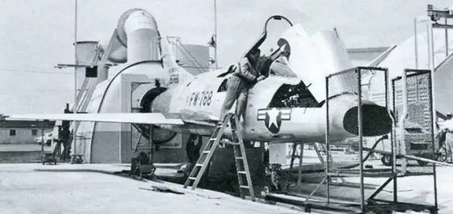 Один из первых еще короткохвостый F100С на стенде по замеру тяги двигателя - фото 34
