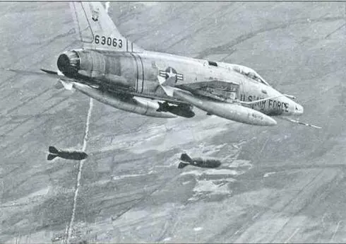Сброс 227кг бомб Дельта р Меконг 1965 г Атака с использованием - фото 69