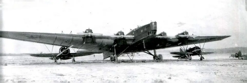Звено6 с двумя истребителями И16 с моторами М22 конец 1935 г - фото 43