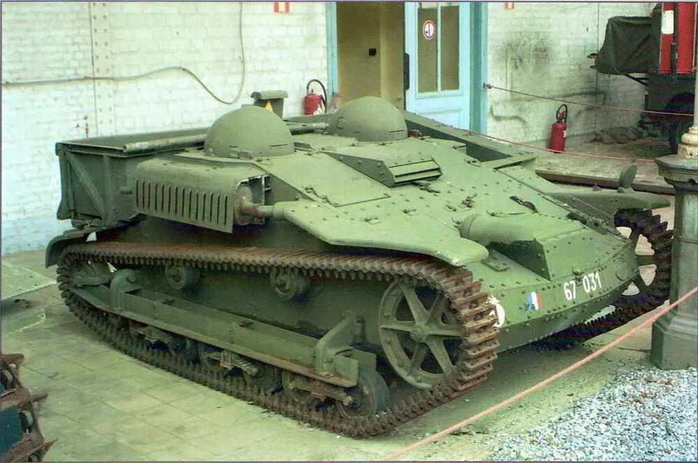 Танкетка Renault UE в экспозиции Военного музея в Брюсселе Бельгия 2005 Фото - фото 56