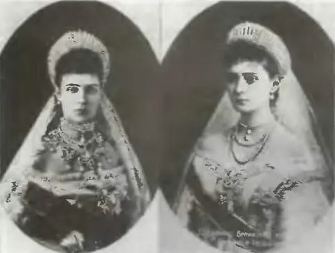 Слева 47летняя Мария Федоровна справа Александра Федоровна в 22 года - фото 109