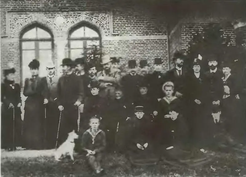 Семейный съезд в Дании в 1892 году у принца Георга Слева стоят принцесса - фото 110