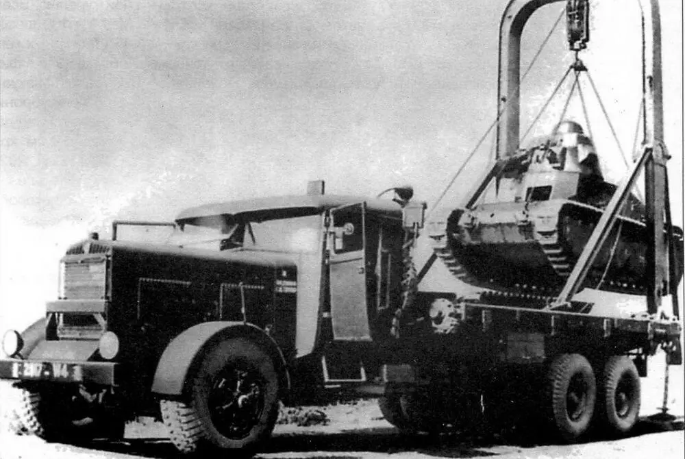 Французский трёхосный грузовой специализированный автомобиль Berliet GPE - фото 19