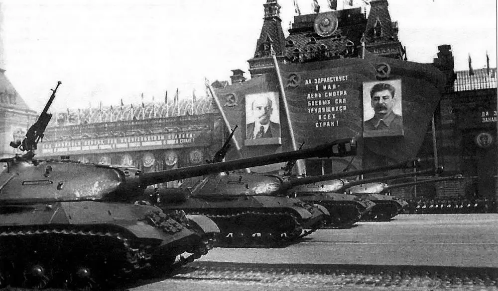 Танки ИС3 на Первомайском параде на Красной площади в Москве Руководство НКТП - фото 11