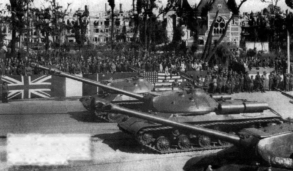 Колонна ИС3 на параде союзников в Берлине в честь окончания Второй мировой - фото 3
