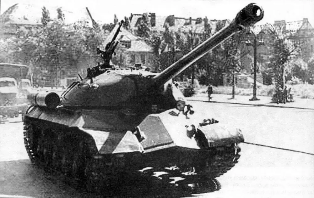 ИС3 выпуска 1945 г на улице одного из немецких городов Изучение - фото 9