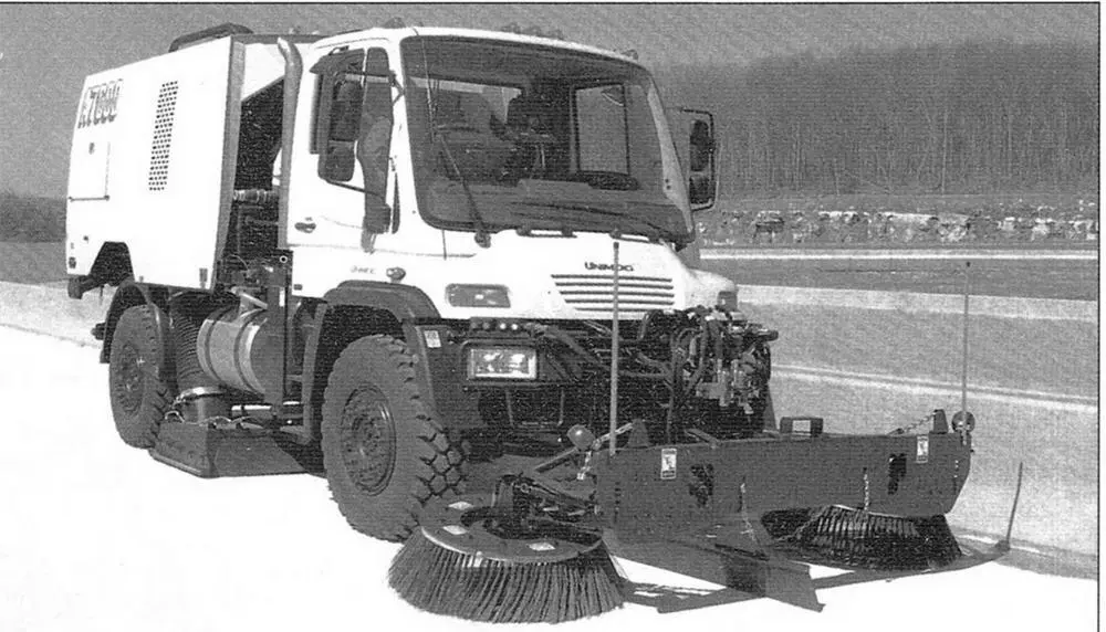 Городской Unimog U20 фирмы Schmidt для уборки снега и подметания улиц - фото 14