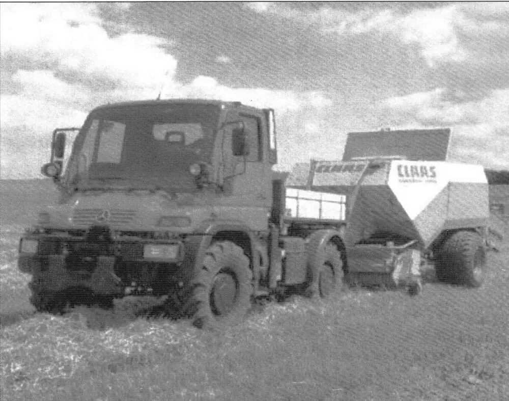 Грузовой Unimog U300 с трёхместной кабиной из углепластика и панорамным лобовым - фото 17