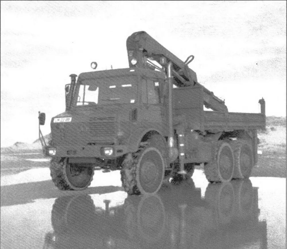 Автомобиль Unimog базовой серии U2450 оборудованный подъёмным краном - фото 20