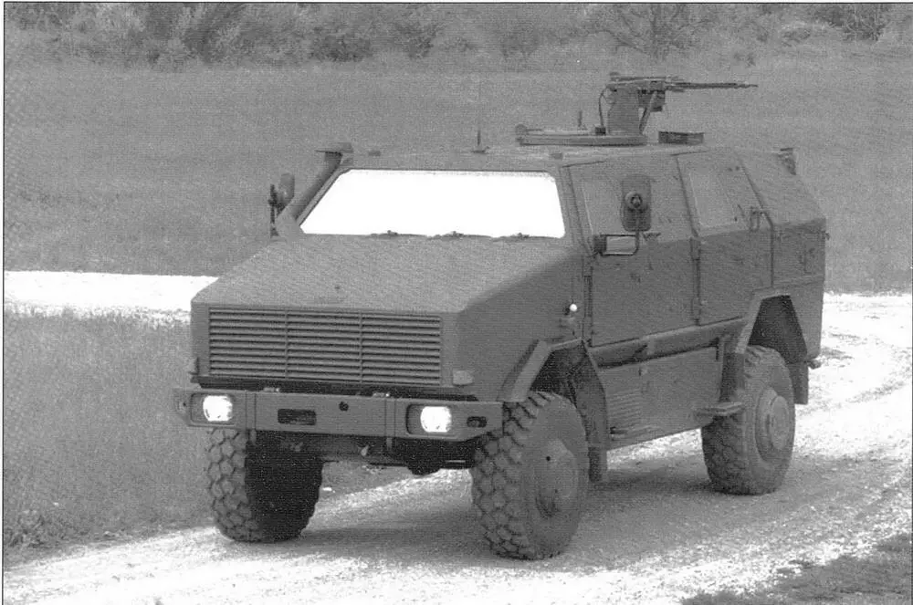 БТР Dingo2 с бронированным шасси модели Unimog S5000 защищающим от взрыва - фото 36