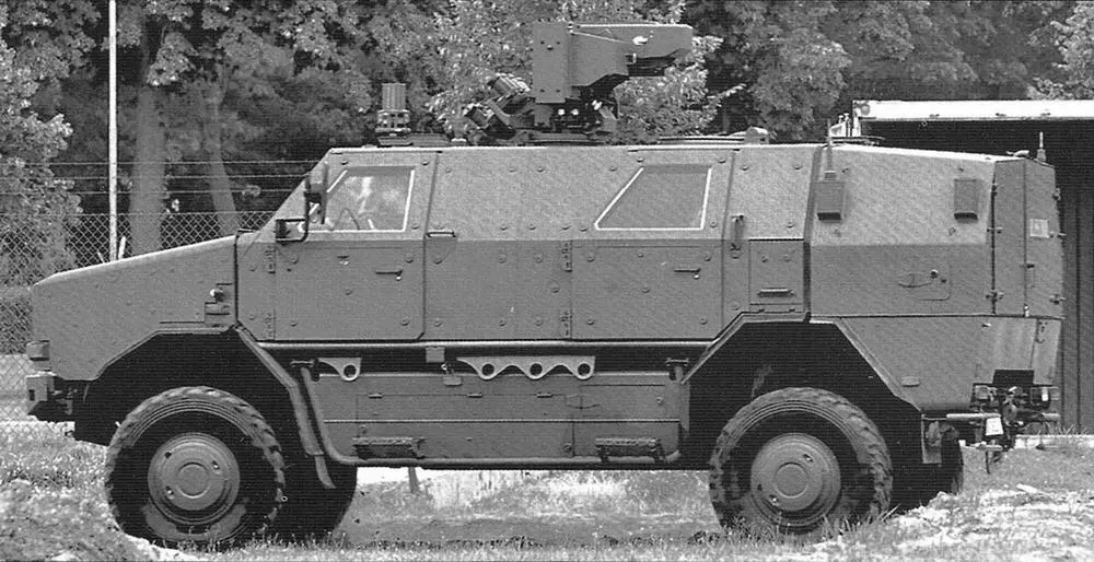 Бельгийский БТР Dingo2 в составе контингента UNIFIL в Ливане 2006 г В конце - фото 37