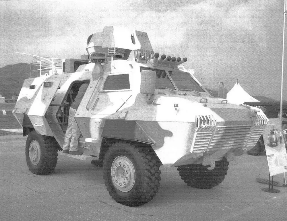 Бронетранспортёр Barracuda южнокорейской компании Daewoo на выставке IDEX2005 - фото 43