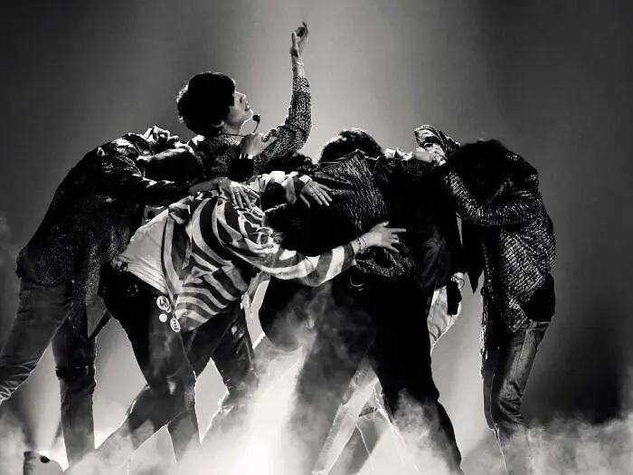 Страница 15 Ethan Miller Getty Images вверху Kevin Mazur BBMA18 - фото 65