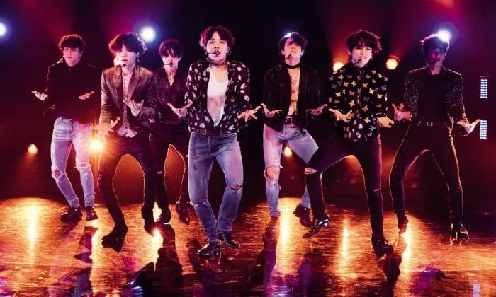 Внизу Умопомрачительное выступление с Fake Love на шоу The Late Late Show - фото 68