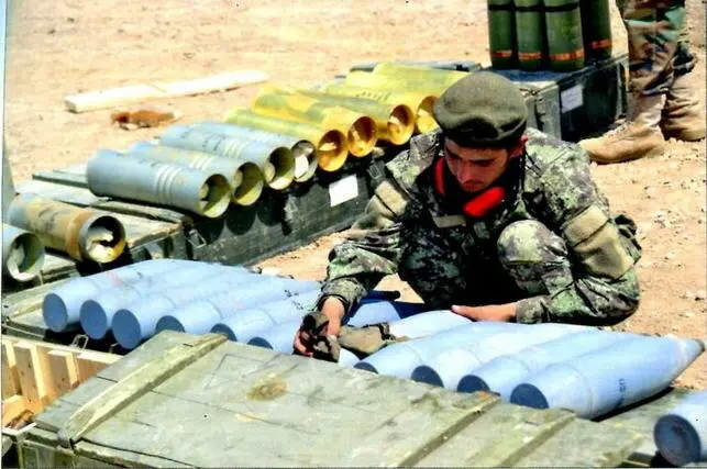 Солдат правительственной афганской армии протирает снаряд ОФ462 ОФ462Ж со - фото 66