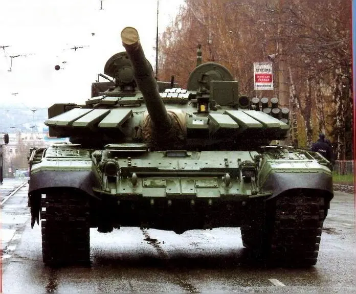 Модернизированный танк Т72Б3 с дополнительной защитой Нижний Тагил 9 мая - фото 7