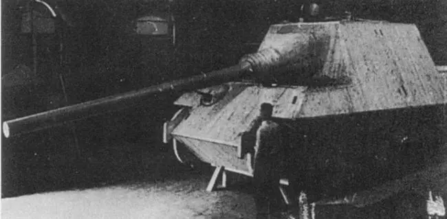 На фотографиях справа изображена деревянная модель САУ Ягдтигр в цеху фирмы - фото 11