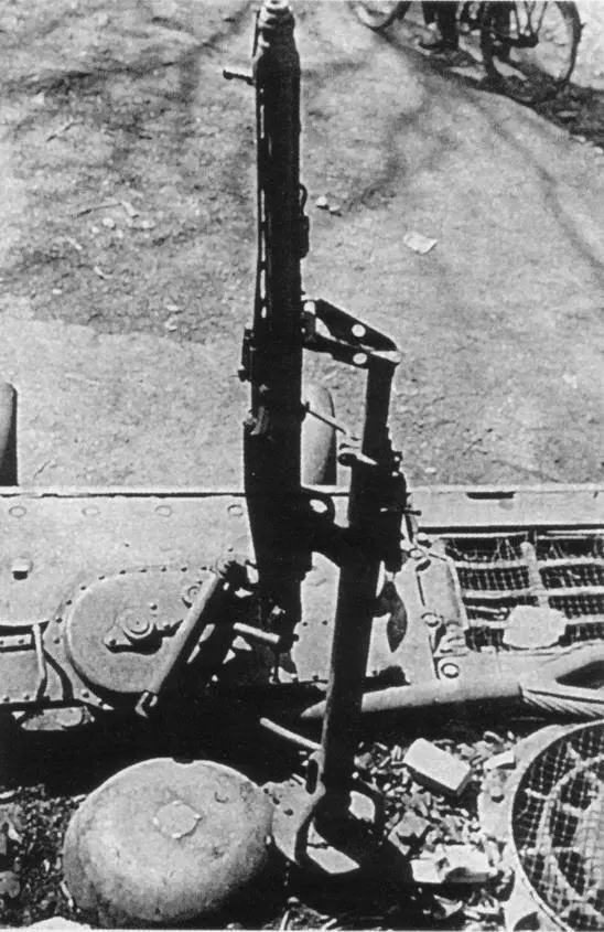 Вид оригинальной установки зенитного пулемета MG 42 со стороны рубки Остатки - фото 65