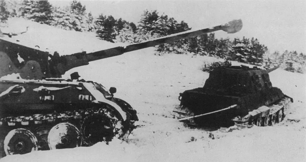 Фотография иллюстрирует процесс транспортировки Ягдтигром танка Тигр II - фото 66