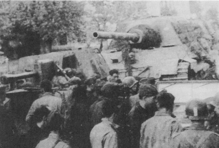 Встреча советских и американских солдат Май 1945 г Позади СУ76 стоит - фото 69
