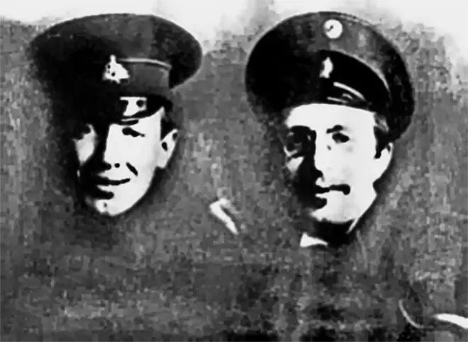 17 Братья Антон слева и Виталий Макаренко Конец августа 1914 г 18 А С - фото 20