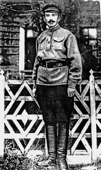 20 Чтение книги в спальне колонистов Слева стоит А С Макаренко 1921 г - фото 23