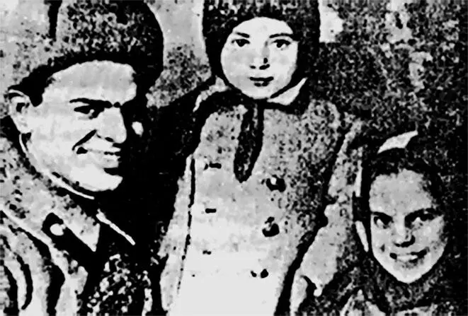57 С А Калабалин и его дети Антон и Галя Декабрь 1943 г 58 Слева Лев - фото 62