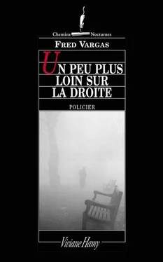 Fred Vargas Un peu plus loin sur la droite обложка книги