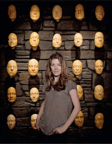 Annabel Jones onset at the Black Museum in front of a selection of death masks - фото 209