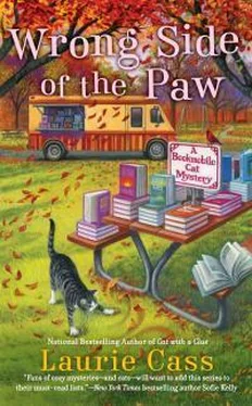 Лори Касс Wrong Side Of The Paw обложка книги