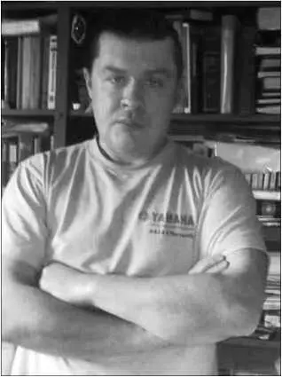 Окончил Московский Литинститут Издано несколько книг во Владивостоке Киеве - фото 46