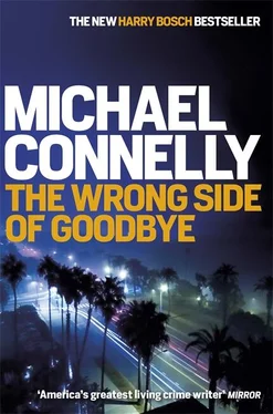 Michael Connelly The Wrong Side of Goodbye обложка книги