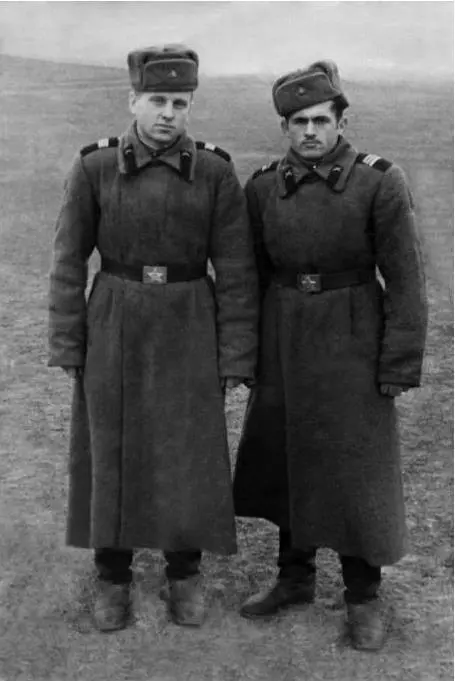 Слева направо Октябрь 1957 г Сержанты Валентин Богданов из г Челябинска г - фото 2