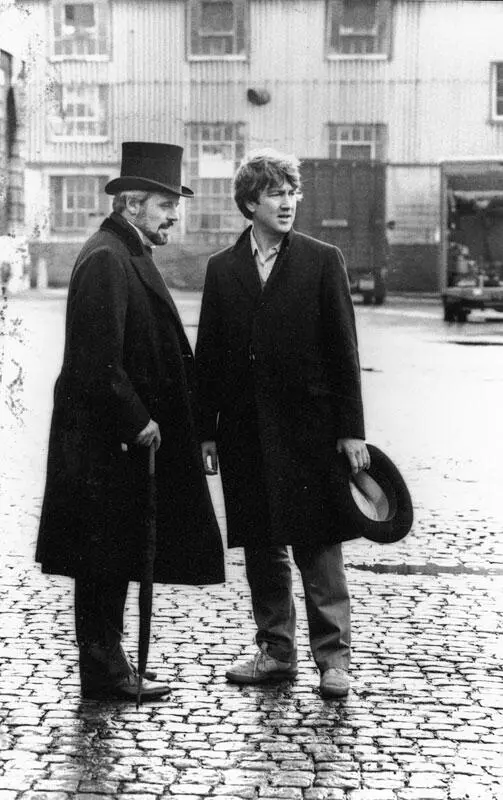 Энтони Хопкинс и Линч на съемках фильма Человекслон в Лондоне 1979 - фото 25