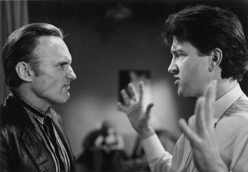 Линч и Деннис Хоппер на съемках фильма Синий бархат 1985 Предоставлено MGM - фото 39
