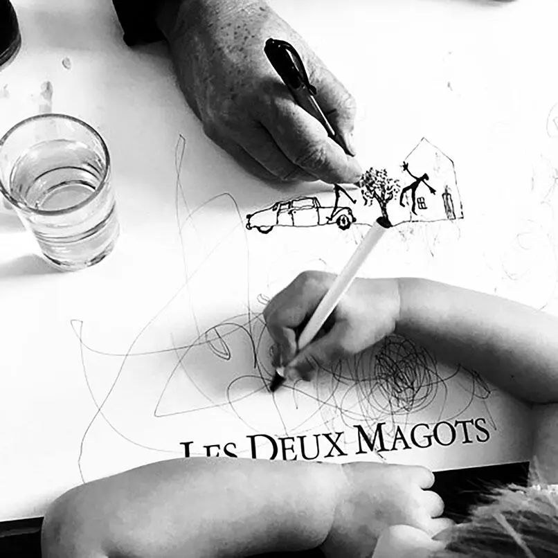 Линч и его дочь Лула рисуют в ресторане Les Deux Magots в Париже 2016 - фото 75