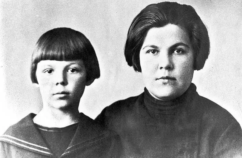 Зоя с мамой Китай 1928 год Обложка сборника сочинений учениц английской - фото 19