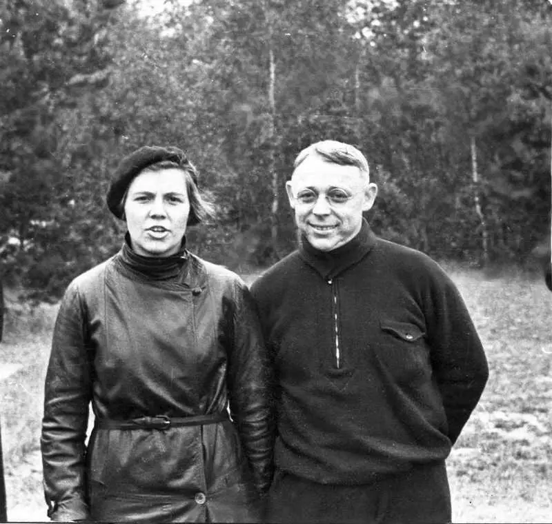 Василий Зарубин с Зоей 1939 год Леонид Эйтингон 1940 год Таня с мамой - фото 23