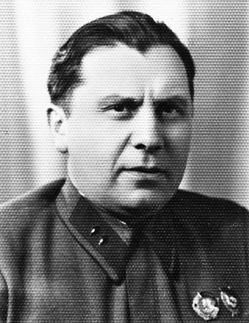 Леонид Эйтингон 1940 год Таня с мамой Зоей Зарубиной 1943 год Лейтенант - фото 24