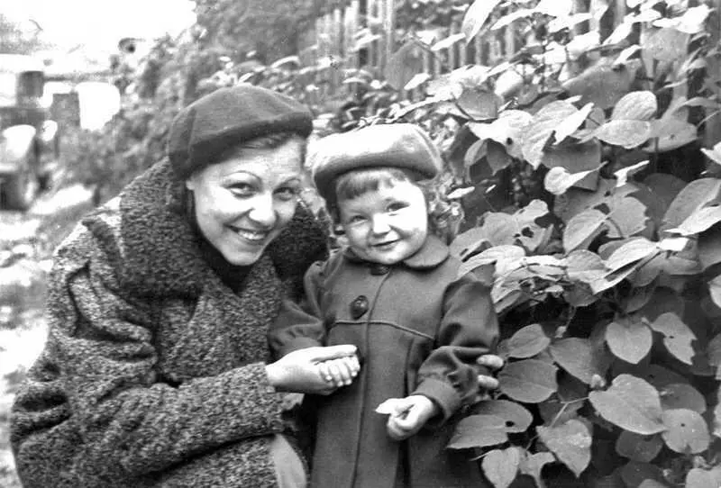 Таня с мамой Зоей Зарубиной 1943 год Лейтенант Зоя Зарубина 1943 год Зоя - фото 25