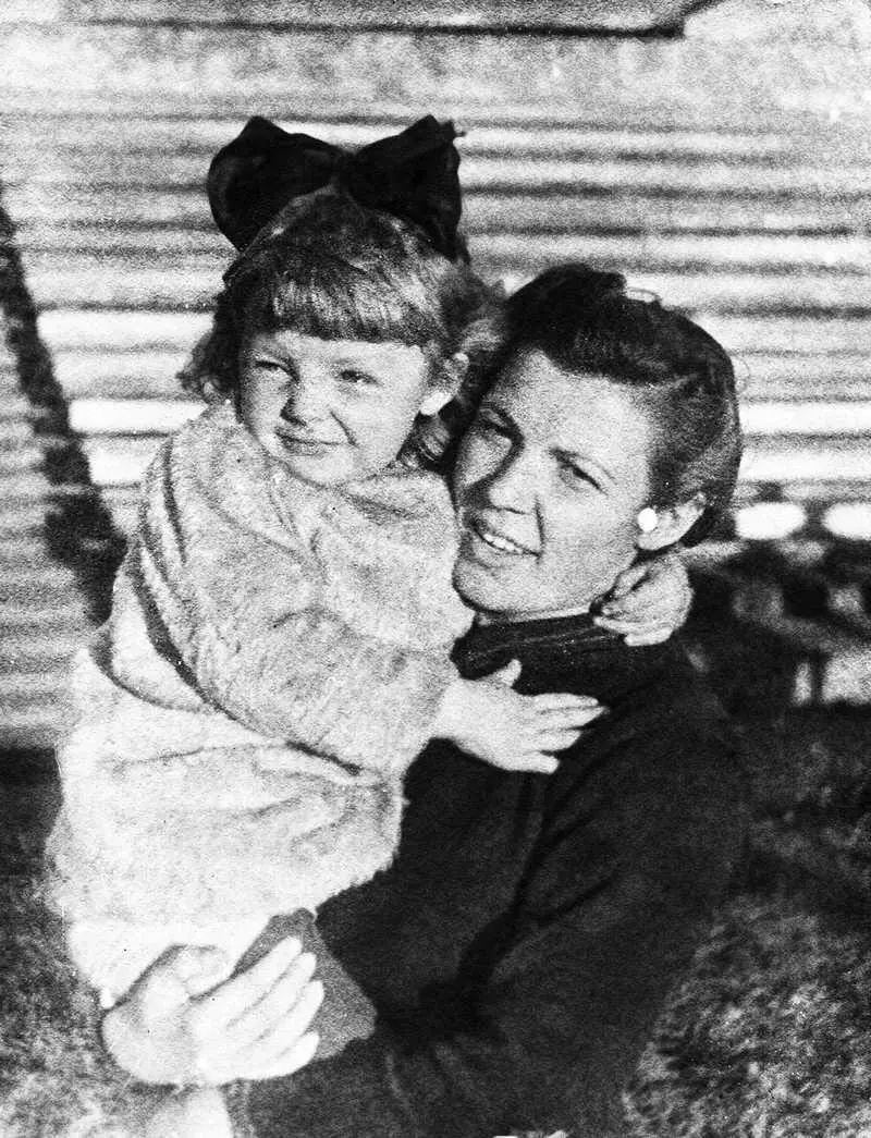 Зоя Зарубина с дочкой Таней Стадион Динамо 1945 год Василий Зарубин Зоя - фото 30