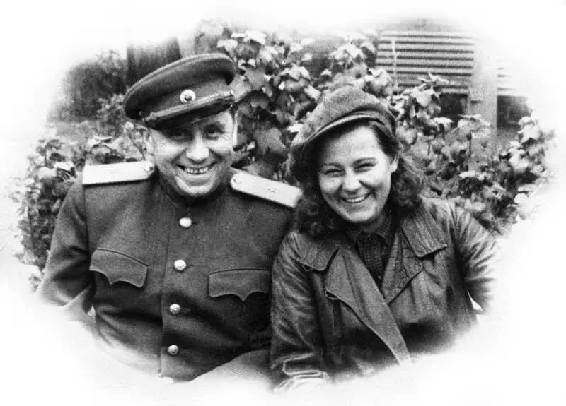 Леонид со Светланой 1946 год Таня Леонид и Ольга сидят Светлана и Зоя - фото 32