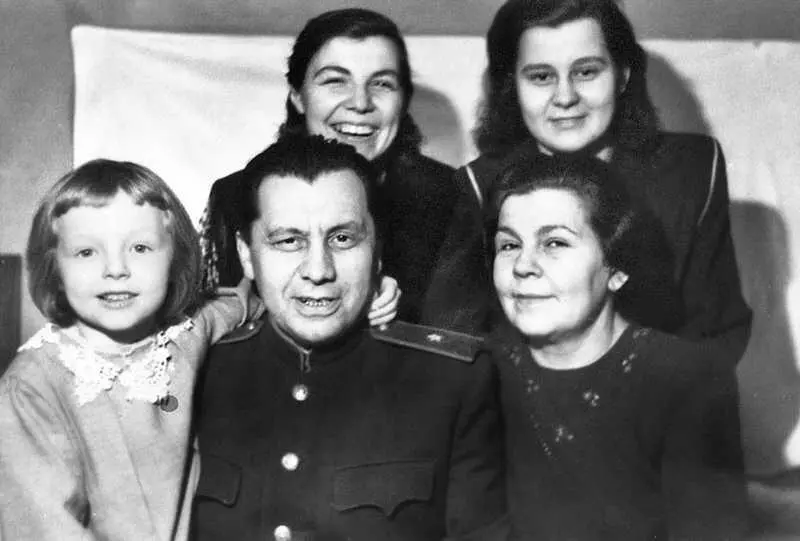 Таня Леонид и Ольга сидят Светлана и Зоя стоят 1948 год Леонид с Таней - фото 33