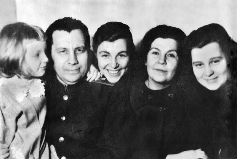 Таня Леонид Зоя Ольга и Светлана 1948 год Таня с мамой 1949 год Ольга - фото 35