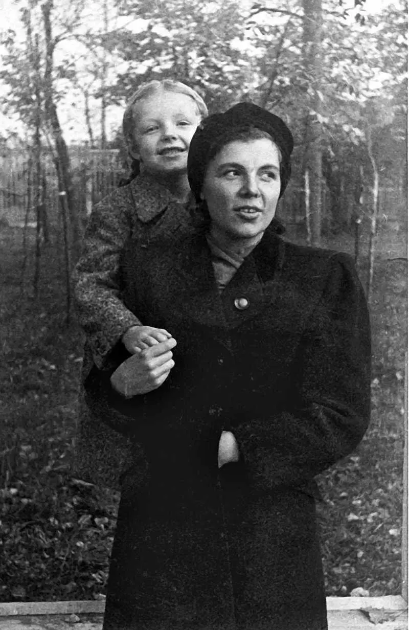 Таня с мамой 1949 год Ольга Леонид и Зоя 1950 год Леонид Эйтингон 1950 год - фото 36