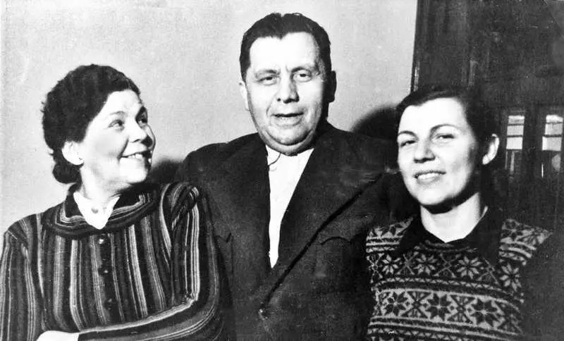 Ольга Леонид и Зоя 1950 год Леонид Эйтингон 1950 год Зоя Леонид и - фото 37